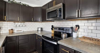 821 N7th Upstairs · Trendy Stay2- 3 bed1 bath, Close to Monument Arena