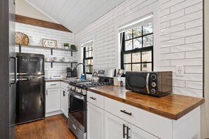 Fridge, microwave, oven, stovetop - Cottage 10-Modern Farmhouse (Spearfish)