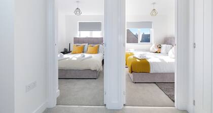 Kempster 5 Bedroom 3 Bathroom Serviced House Aylesbury with parking