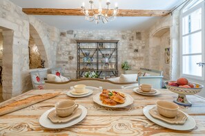 Dining - Elegant Ground Floor Apartment in Historic Centre (ST REMY DE PROVENCE)