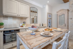 Fridge, oven, stovetop, dishwasher - Elegant Ground Floor Apartment in Historic Centre (ST REMY DE PROVENCE)