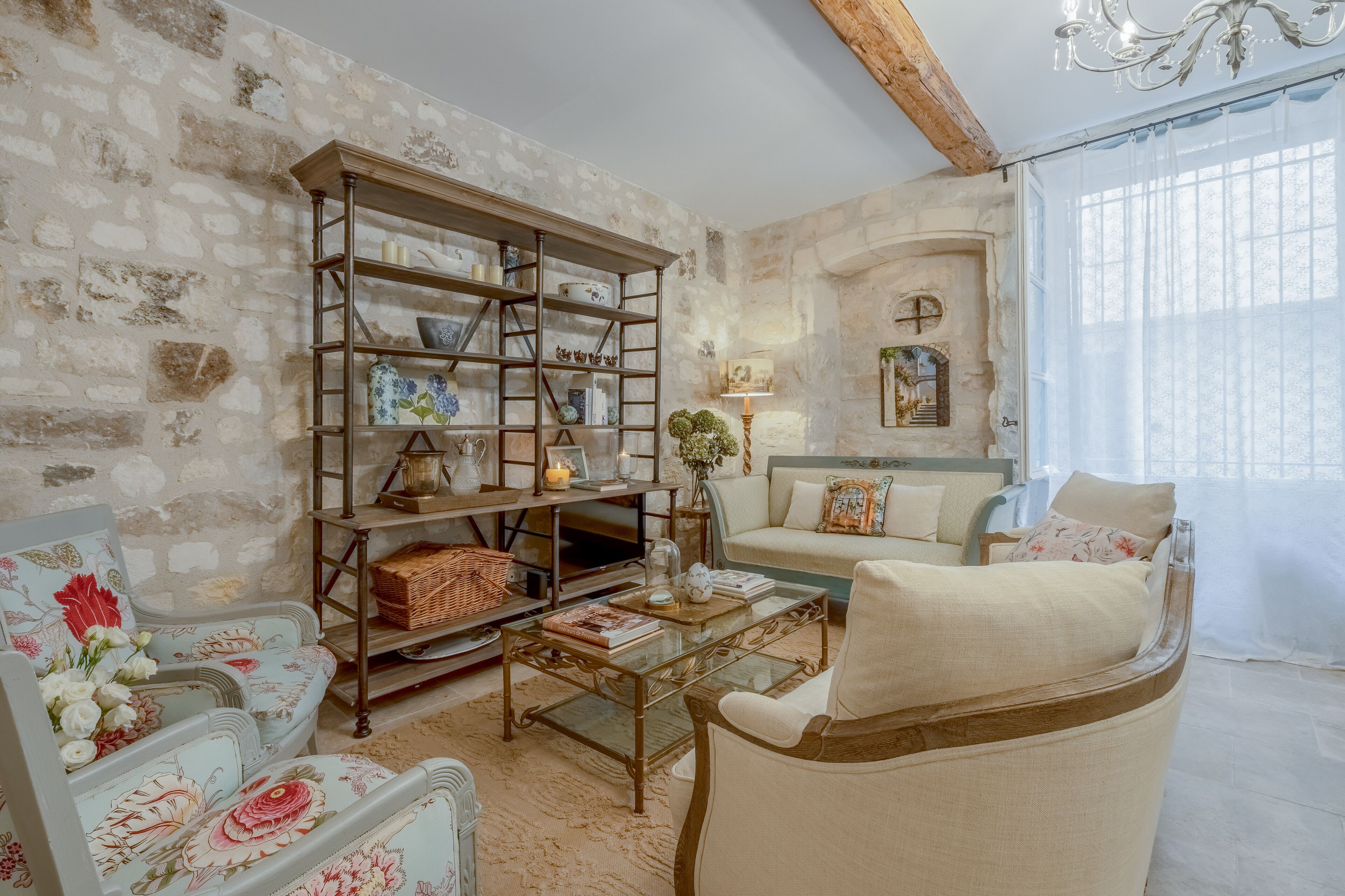 Smart TV, libros, estéreo