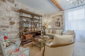 Smart TV, books, stereo - Elegant Ground Floor Apartment in Historic Centre (ST REMY DE PROVENCE)