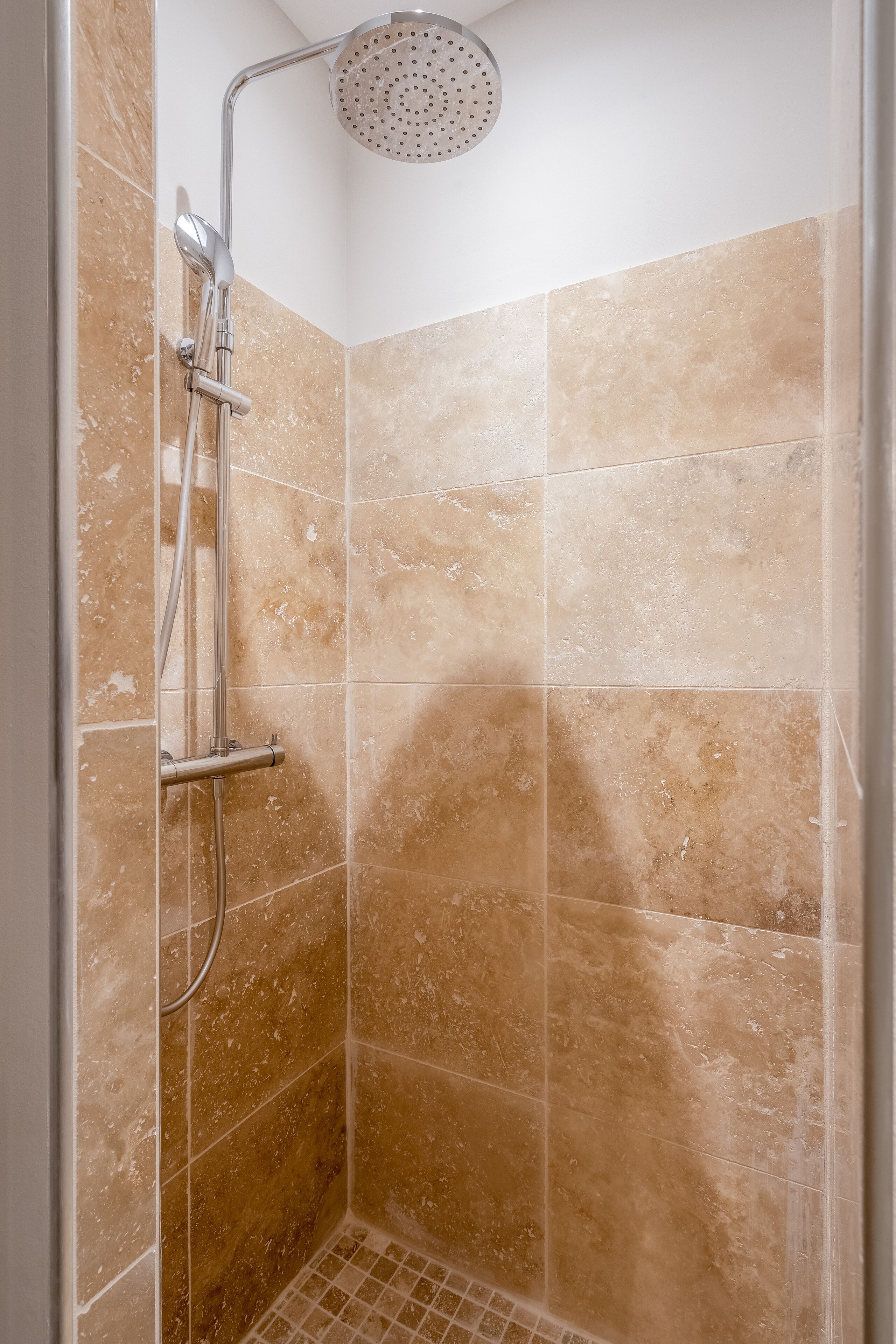 Ducha, secador de pelo, toallas, jabón