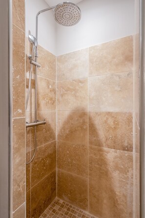 Shower, hair dryer, towels, soap - Elegant Ground Floor Apartment in Historic Centre (ST REMY DE PROVENCE)