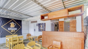 Un espace extérieur aménagé dans un style rustique, avec des meubles en bois et un comptoir en bois.