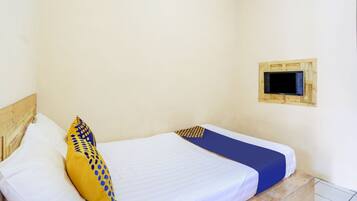 Double Room | Desk, laptop workspace, blackout drapes, free WiFi