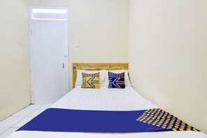 Double Room | Desk, laptop workspace, blackout drapes, free WiFi - Hotel O Ramayana (Bandungan)