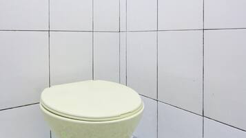 Double Room | Bilik Mandi | Pancuran mandi, kelengkapan dandanan diri percuma, tuala disediakan
