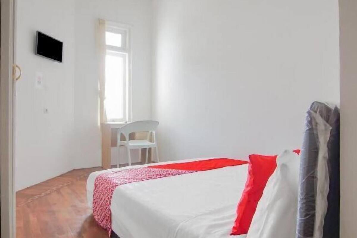 1 bedroom, bed sheets