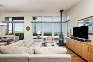 TV - Magnificent Panoramic Valley and Vineyard Views, Single Level Two Guest Suite Layout, Amazing Deck (Dundee)