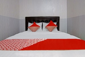 Standard Double Room | Free WiFi, bed sheets
