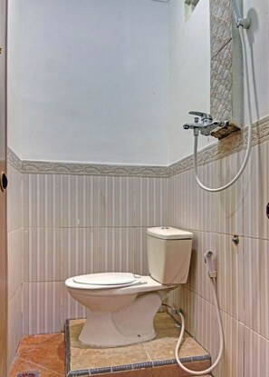 Standard Double Room | Bathroom | Shower, rainfall showerhead, toilet paper