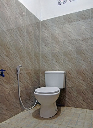 Economy tweepersoonskamer | Badkamer | Een douche, een regendouche, toiletpapier