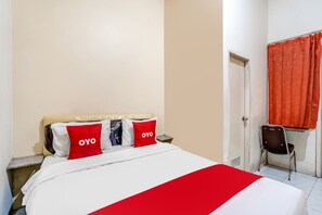 Habitación doble estándar | Escritorio, espacio para trabajar con laptop y ropa de cama 