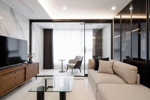 Suite Premier (W) | Área de sala de estar | Smart TV de 55 pulgadas con canales por cable y piso con calefacción