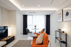 Premier Suite Random | Living area | 55-inch Smart TV with cable channels, heated floors - Le collective Gangnam SAC Signity (Seoul)