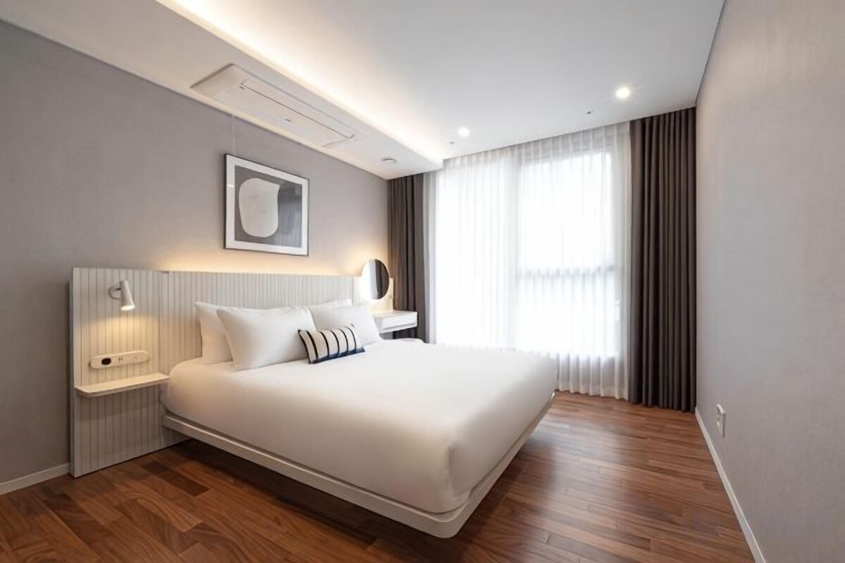 Cortinas blackout, wifi gratis y ropa de cama