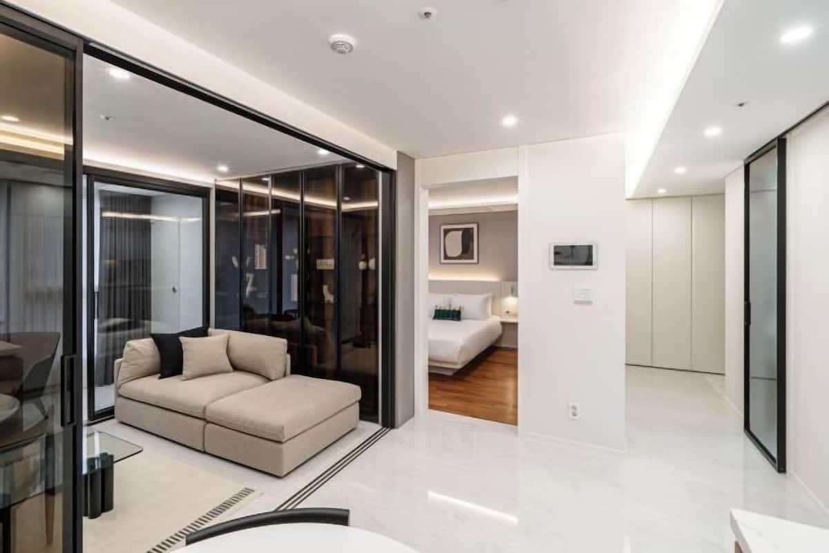 1 bedroom, blackout drapes, free WiFi, bed sheets