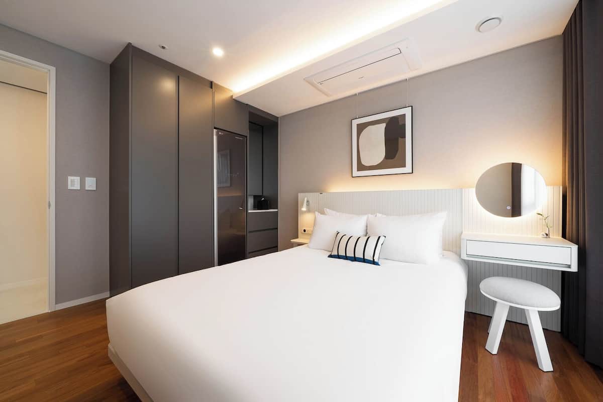Quarto família, 2 quartos | 1 quarto, cortinas blackout, Wi-Fi de cortesia, roupa de cama