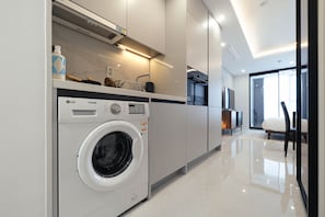 Refrigerador, microondas, cafetera expreso, tetera/pava eléctrica