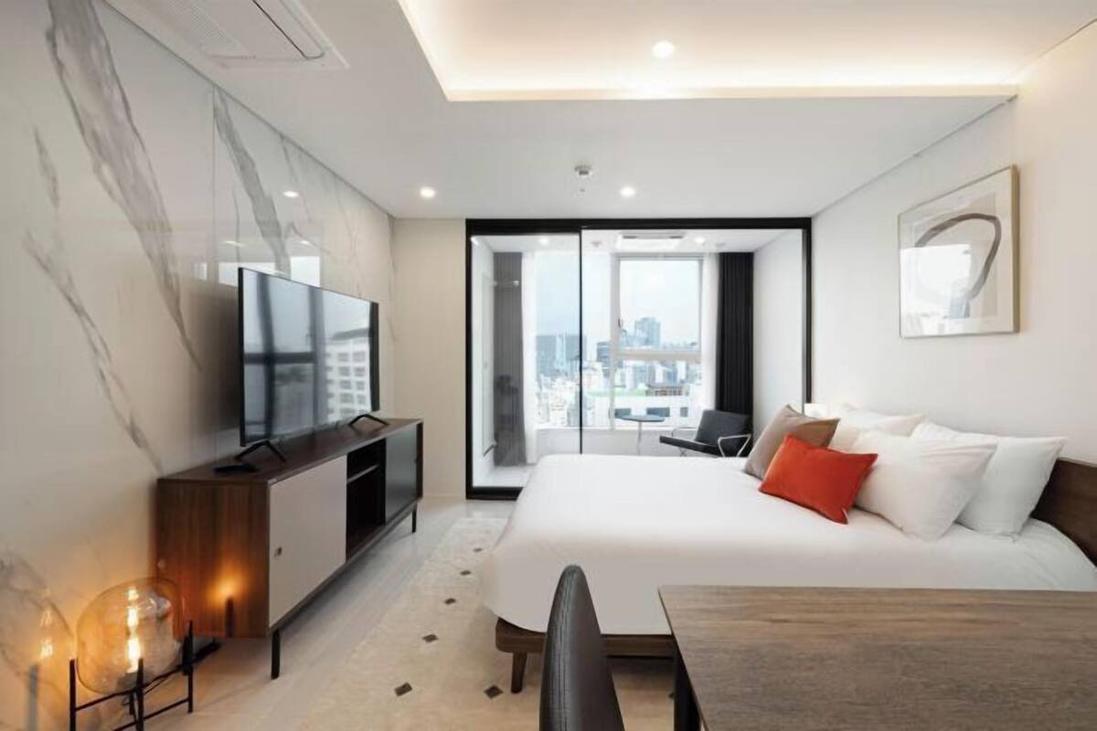 Blackout drapes, WiFi (free), bed sheets