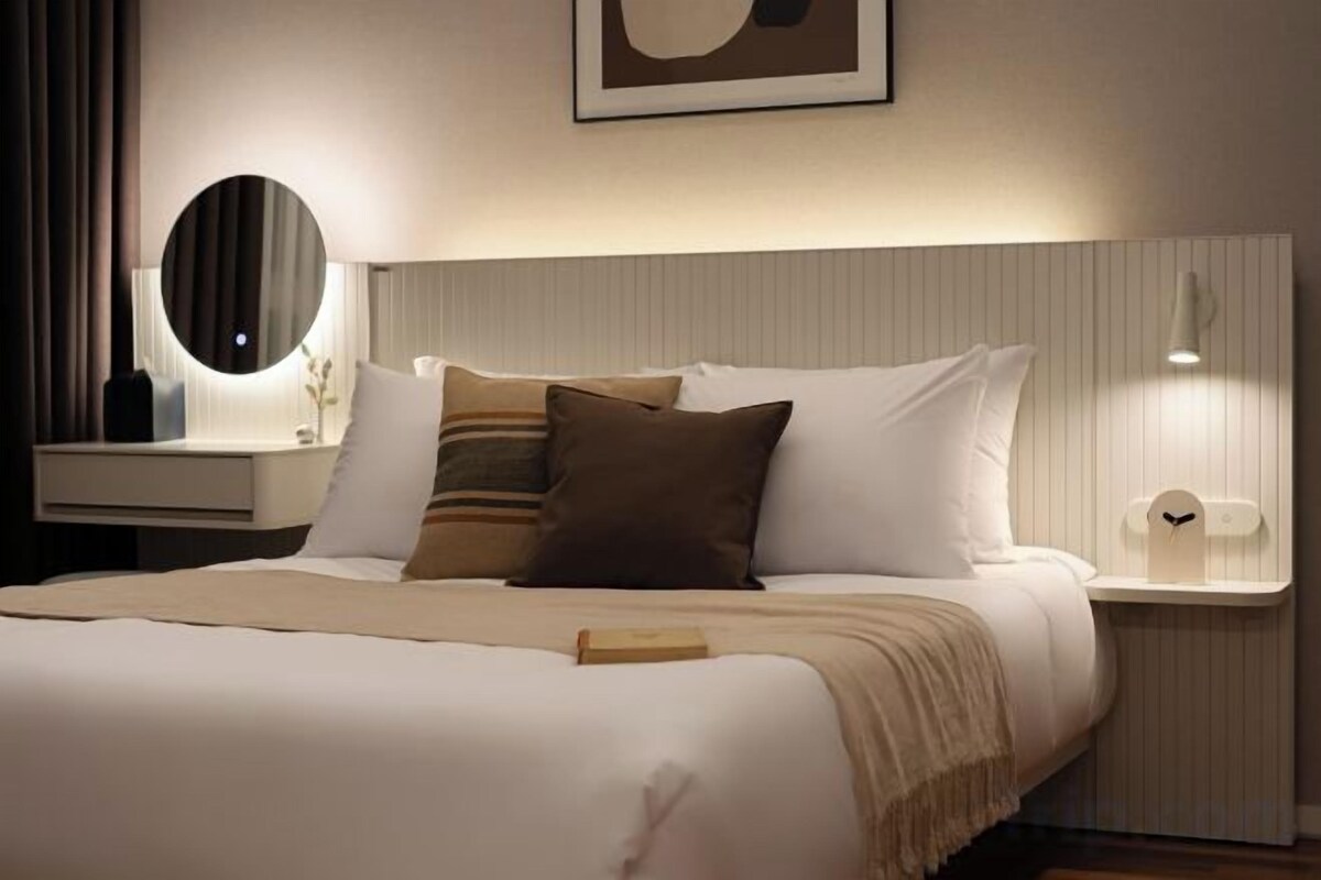 Blackout drapes, WiFi (free), bed sheets