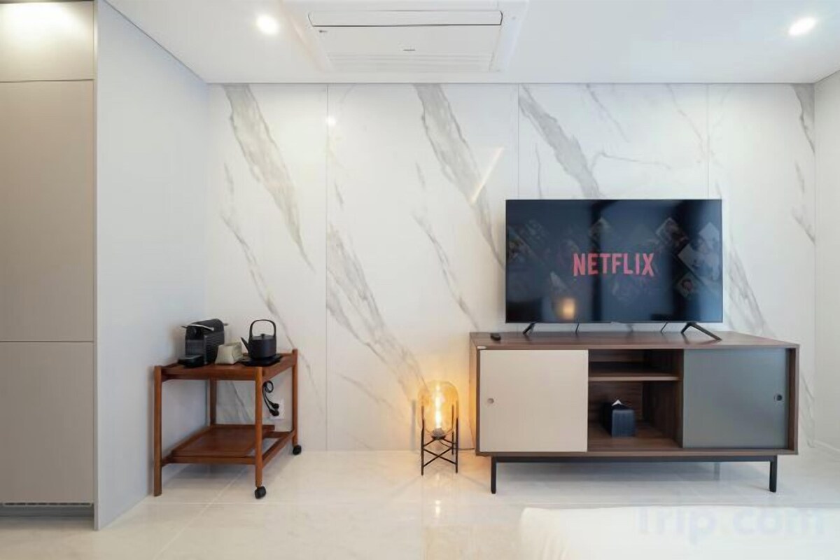 Cortinas blackout, wifi gratis y ropa de cama