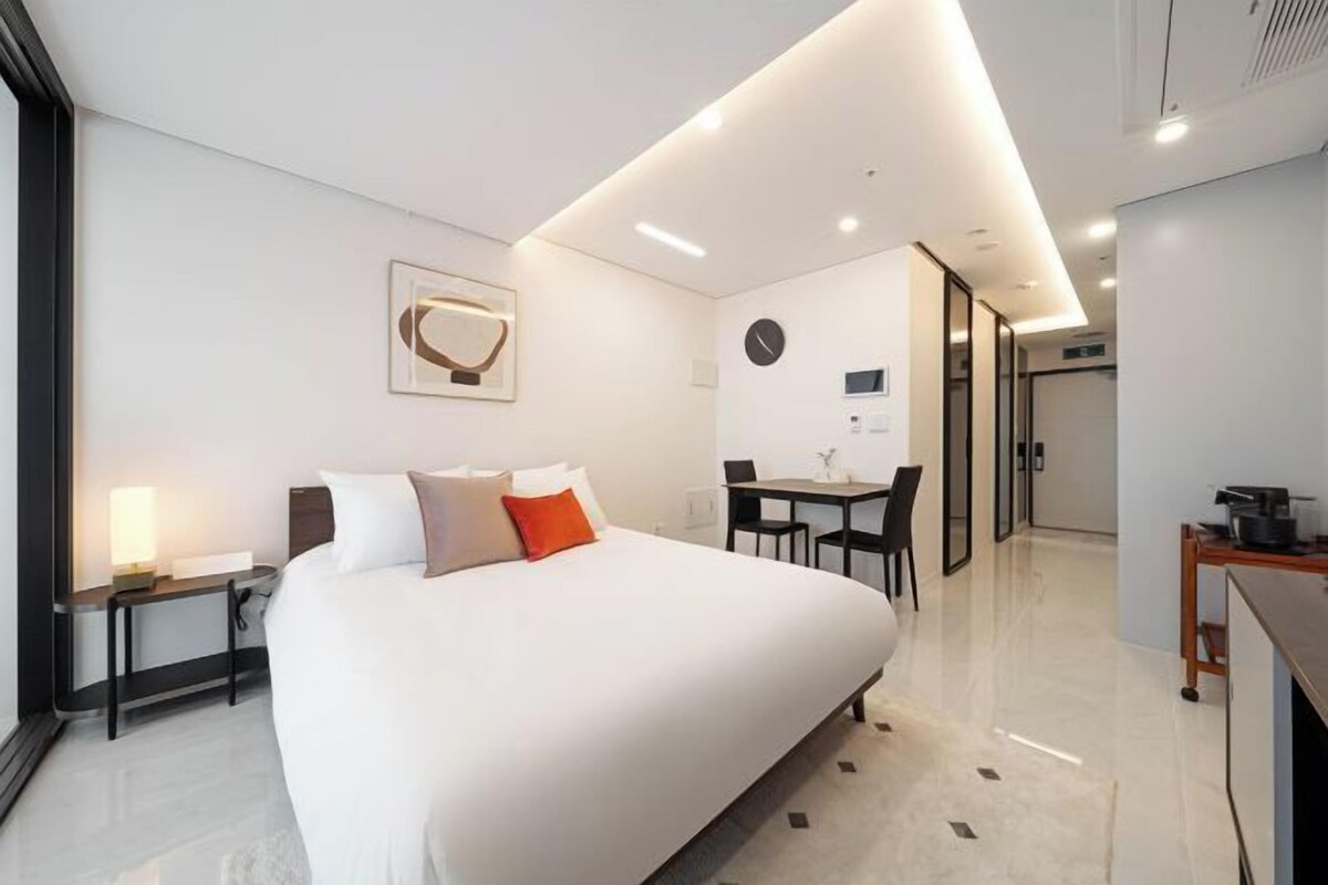 Blackout curtains, free WiFi, bed sheets