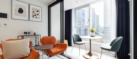 55 inci sebuah televisyen pintar dengan kabel, lantai dipanaskan