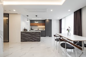 Refrigerador, microondas, cafetera expreso, tetera/pava eléctrica