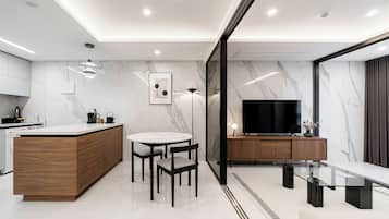 55-inch Smart TV with cable channels, heated floors