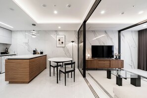 Smart TV de 55 pulgadas con canales por cable y piso con calefacción