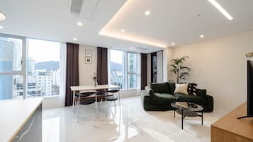 Chambre familiale, 2 chambres | Aire de séjour | Téléviseur connecté de 55 po avec télévision par cùble