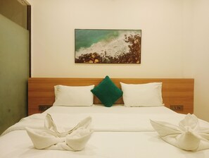 أغطية فراش متميزة وأسرّة بإسفنج يتكيف مع شكل الجسم وخزنة داخل الغرفة