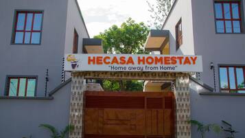 Vista frontal de la propiedad