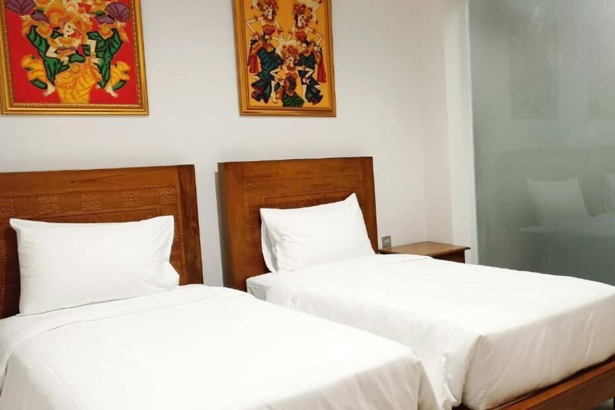 Premium bedding, individually decorated, individually furnished, desk