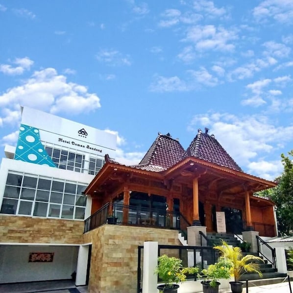 Vista frontal de la propiedad