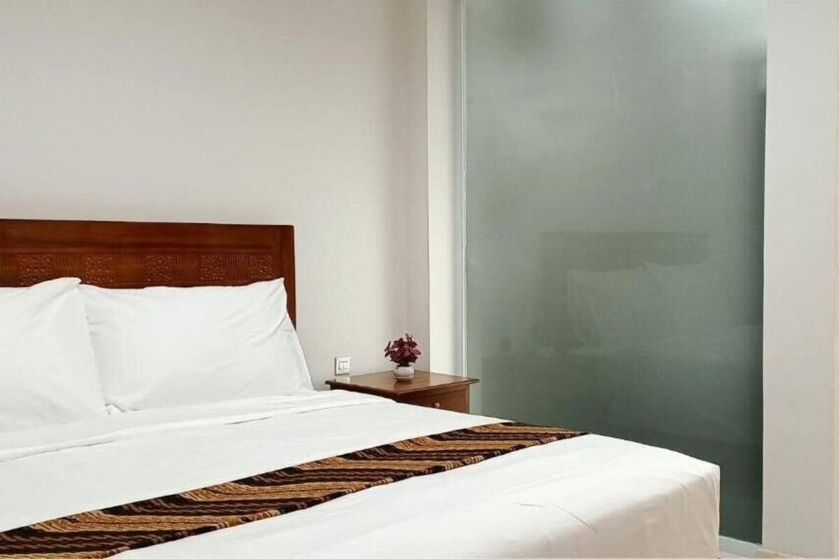 Premium bedding, individually decorated, individually furnished, desk