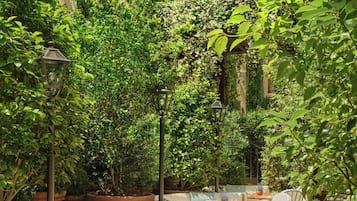 Melayani sarapan, makan siang, makan malam; dengan pemandangan taman