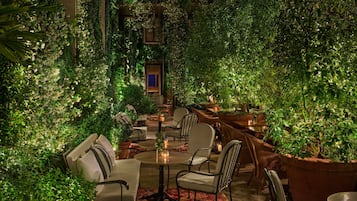 3 bares o lounges, bar de cocteles, bar de cocteles