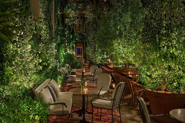 3 bars/lounges, cocktail bar, cocktail bar