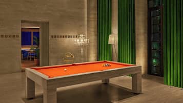 3 bars/lounges, cocktail bar, cocktail bar