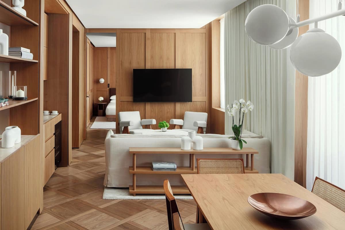 Suite, 1 Schlafzimmer, Nichtraucher, Stadtblick (Terrace) | Wohnzimmer | 50-Zoll-Smart-TV mit Satellitenempfang, Fernseher, Pay-TV