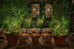 3 bares o lounges, bar de cocteles, bar de cocteles