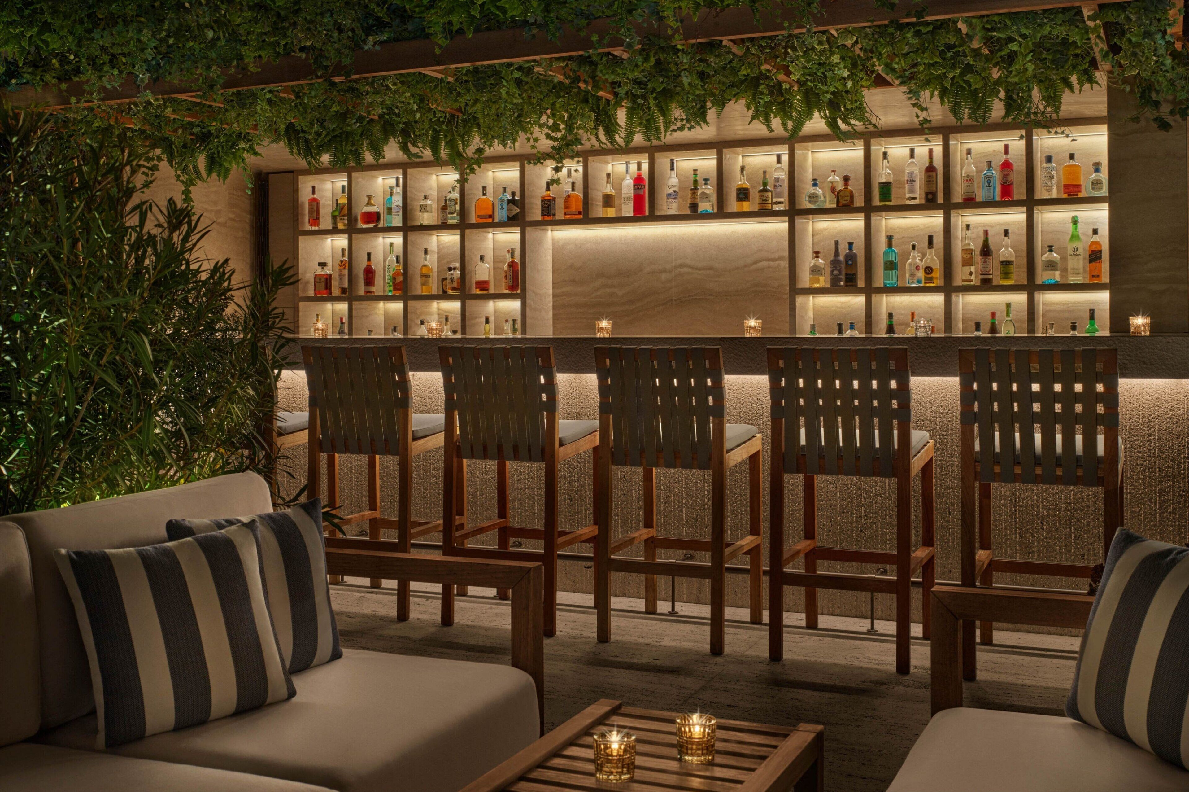 Piscine extérieure, parasols de plage, chaises longues