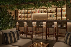 Alberca al aire libre, sombrillas en la alberca y camastros