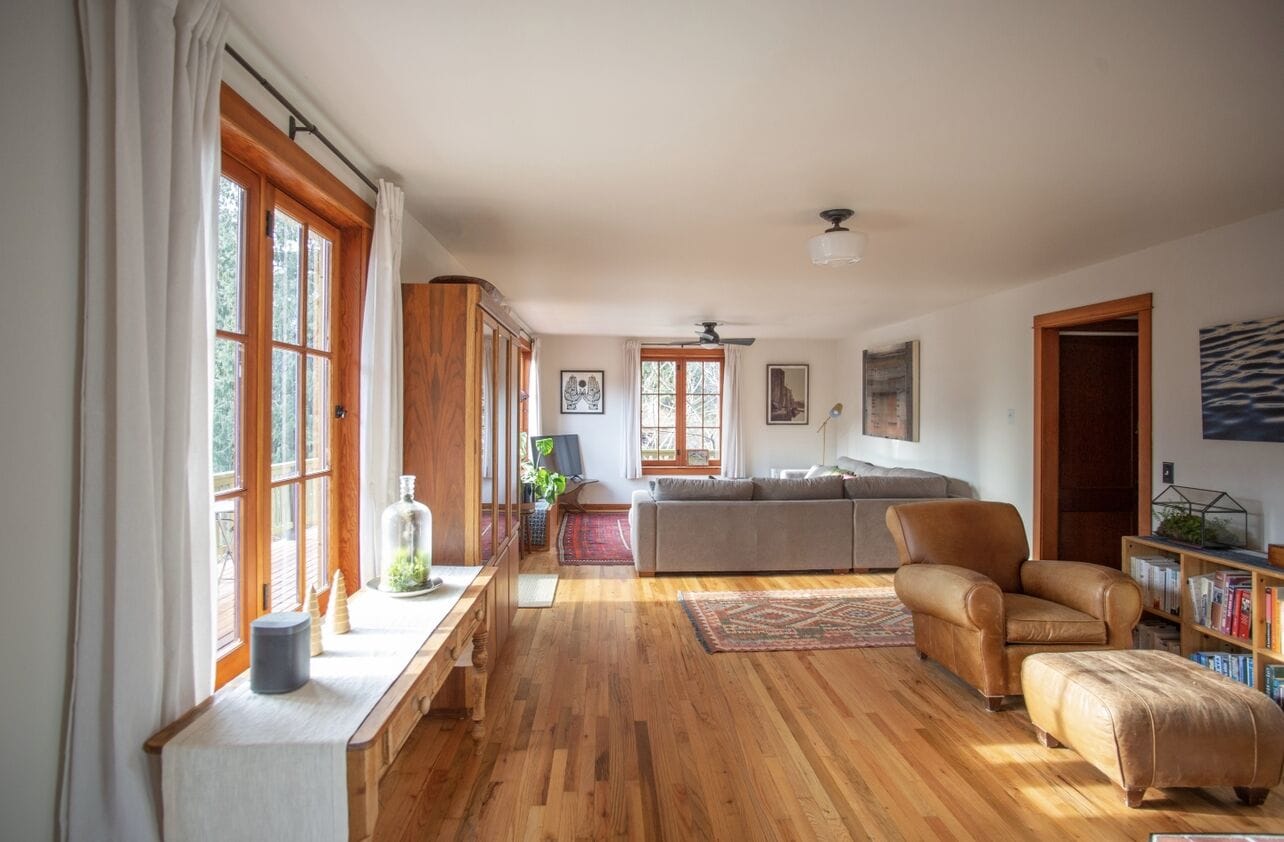 Smart TV, chimenea, libros y biblioteca musical 