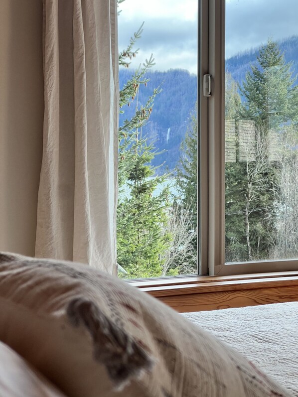 4 bedrooms, desk, iron/ironing board, free WiFi