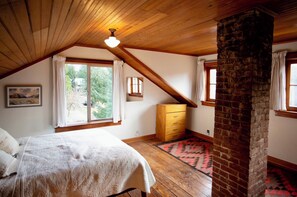 4 bedrooms, desk, iron/ironing board, free WiFi